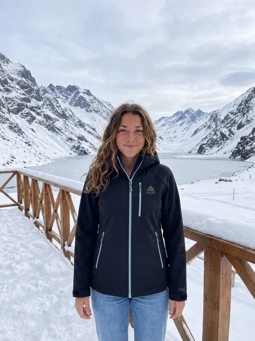 Maite viste la Softshell Austral PUDU en un paisaje de cordillera nevada