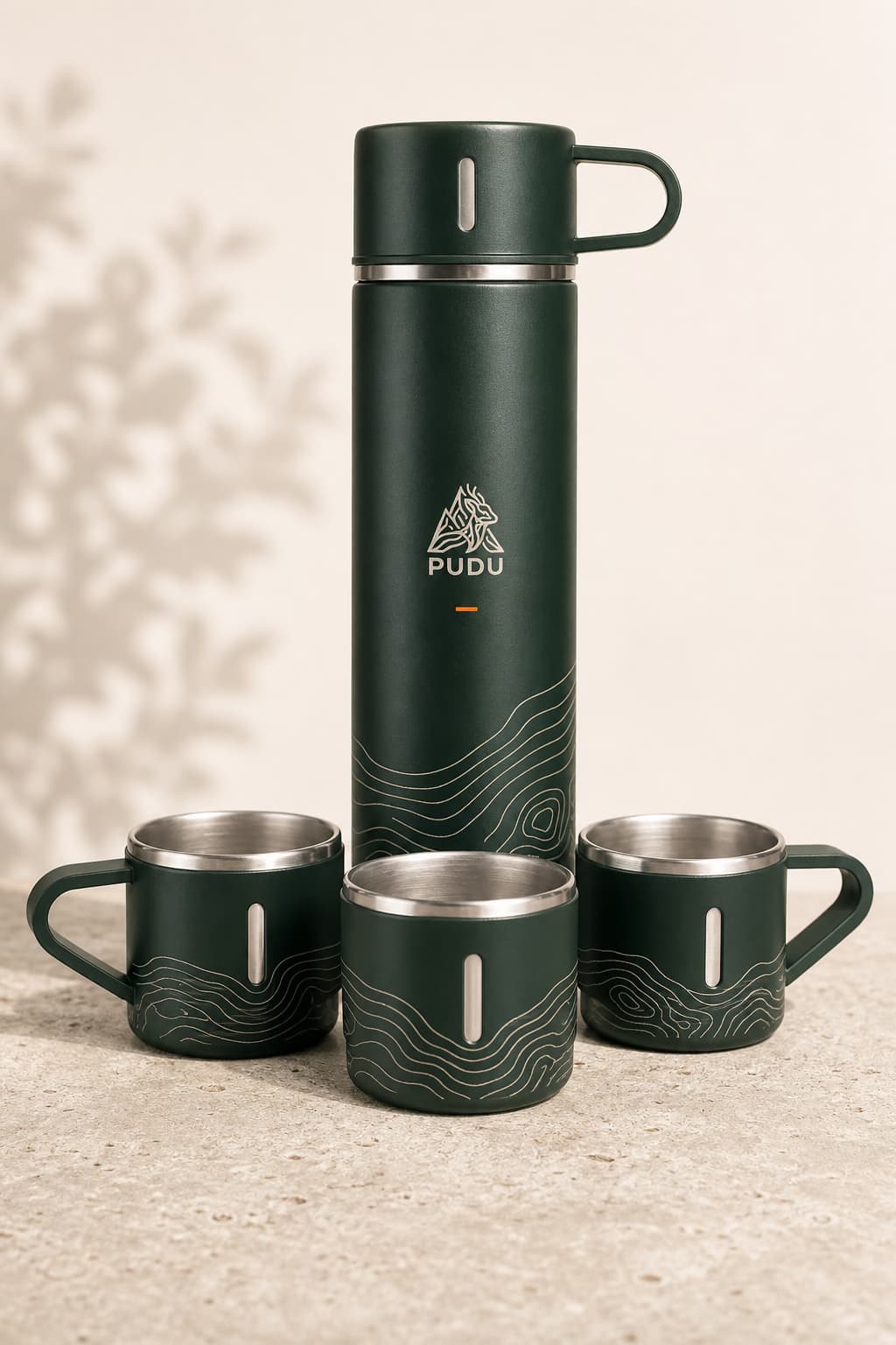 Concepto PUDU Ruta 500 en color bosque con tres tazas