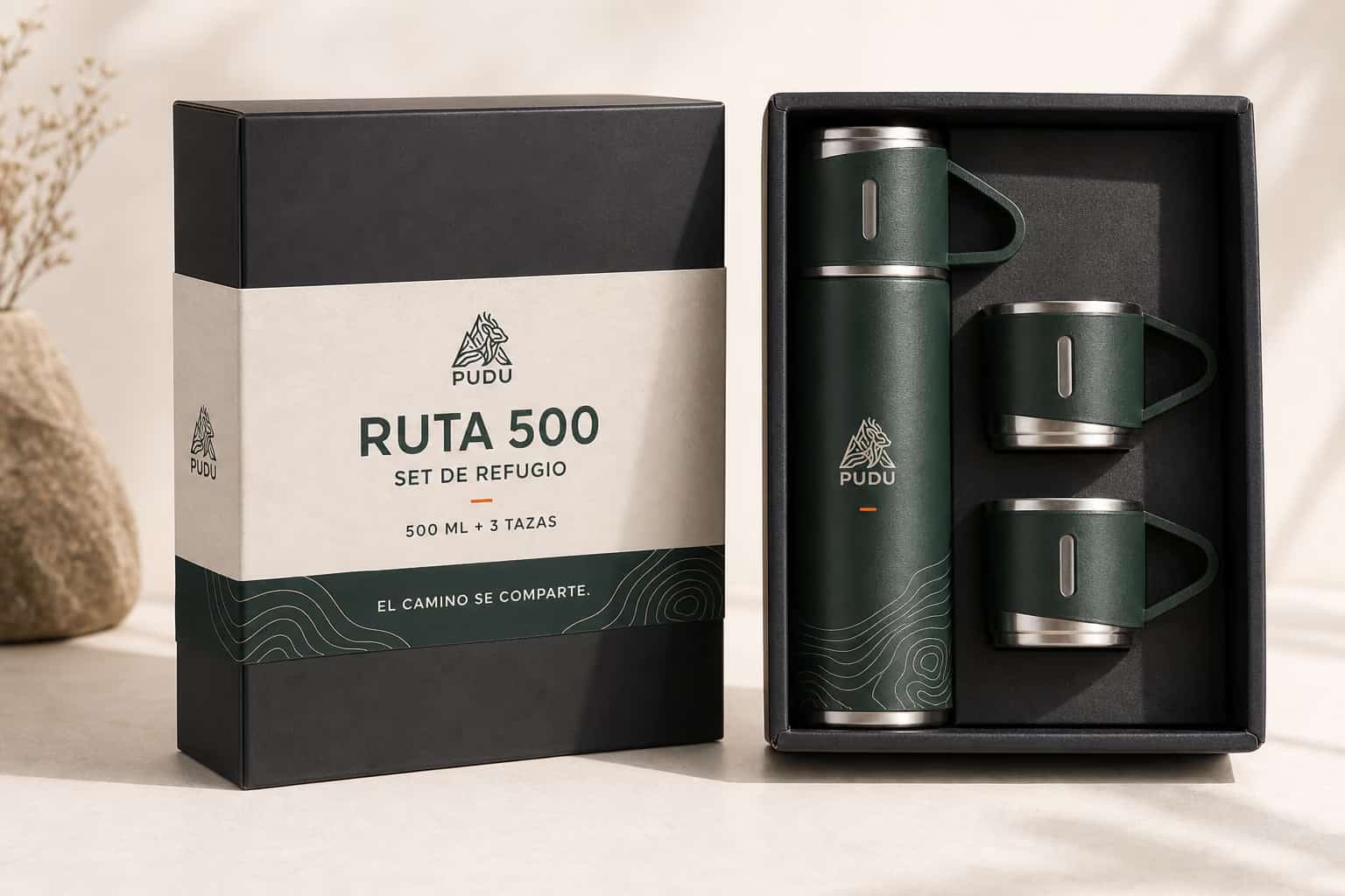 Concepto de empaque PUDU Ruta 500 con termo y tres tazas